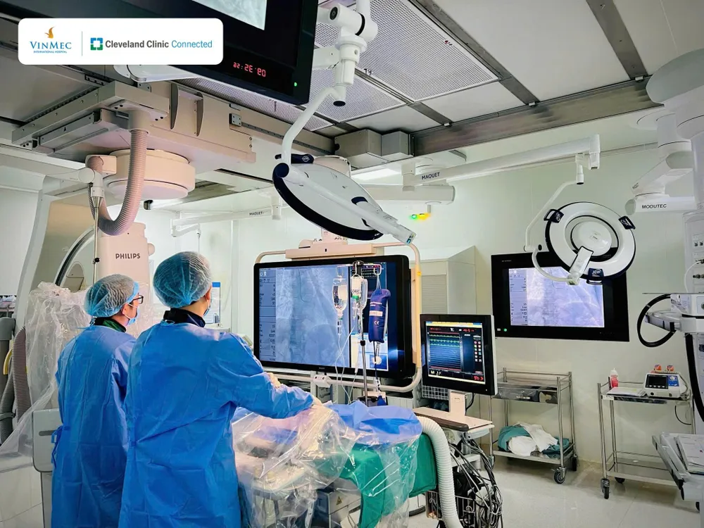Ekip bác sĩ can thiệp tim mạch tại Vinmec Central Park đang thực hiện đặt stent tái thông mạch vành cho bệnh nhân H.V.C bị nhồi máu cơ tim cấp 60 phút vàng cứu sống ngoạn mục Việt kiều Canada bị nhồi máu cơ tim