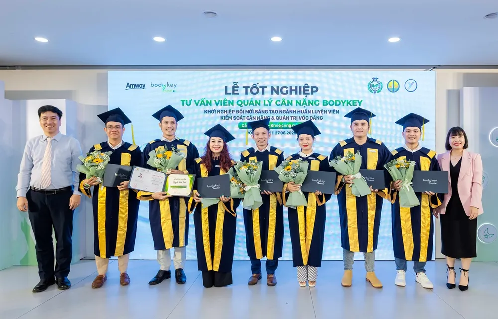 BTC trao bằng tốt nghiệp cho các học viên. 184 Nhà phân phối Amway tốt nghiệp khóa đào tạo tư vấn viên quản lý cân nặng BodyKey