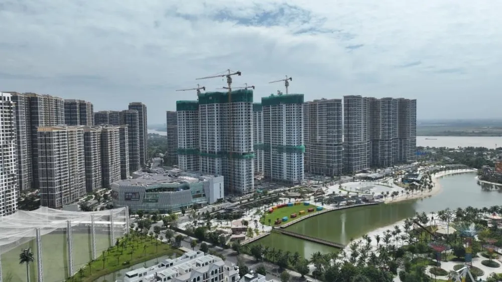 Vinhomes và SAMTY tổ chức lễ cất nóc 4 tòa tháp The Opus One, dự kiến bàn giao từ quý I/2026