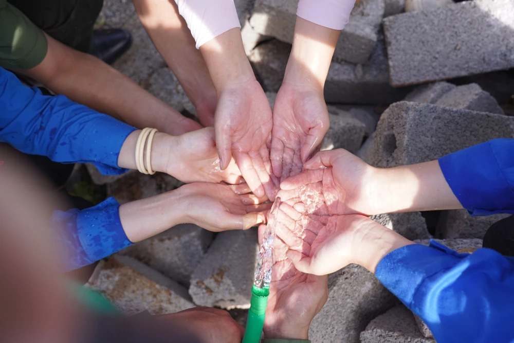 Hành trình 'cõng' nước sạch lên bản của hàng nghìn chiến sĩ Mùa hè Xanh