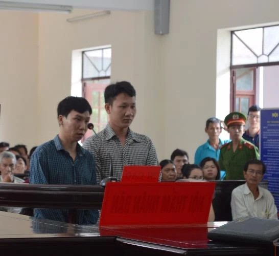 Ép xe cướp tài sản, hiếp dâm lãnh tổng cộng 54 năm tù ảnh 1