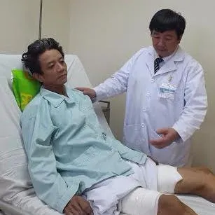 Cứu sống bệnh nhân bị xe tải chở đất cán qua người ảnh 1