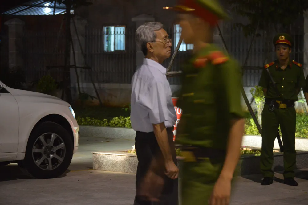 Ông Thủy tỏ thái độ bức xúc sau khi tòa tuyên án