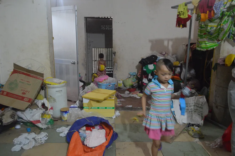 Các trẻ vô tư chơi ở kho hôi hám, ẩm mốc và nói sư bà dặn hôm nay sẽ ngủ lại đây