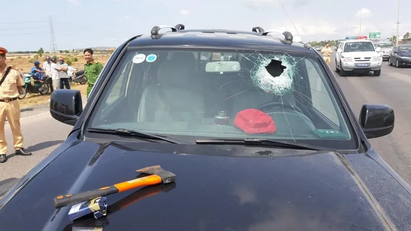 TÃ i xáº¿ dÃ¹ng rÃ¬u chÃ©m ngÆ°á»i, Ã©p ngÃ£ 2 cáº£nh sÃ¡t giao thÃ´ng - áº£nh 5