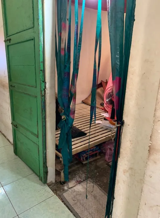 Bắt người chồng chích điện vào cổ vợ vì không đưa tiền trả nợ ảnh 1