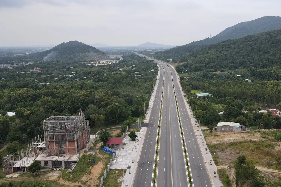 Gần 10.000 tỷ đồng tiếp tục được tỉnh Bà Rịa - Vũng Tàu đầu tư cho 10 dự án hạ tầng giao thông kết nối, tạo sức bật mạnh mẽ cho sự phát triển kinh tế- xã hội trong thời gian tới. Ảnh tuyến tránh QL56:TK