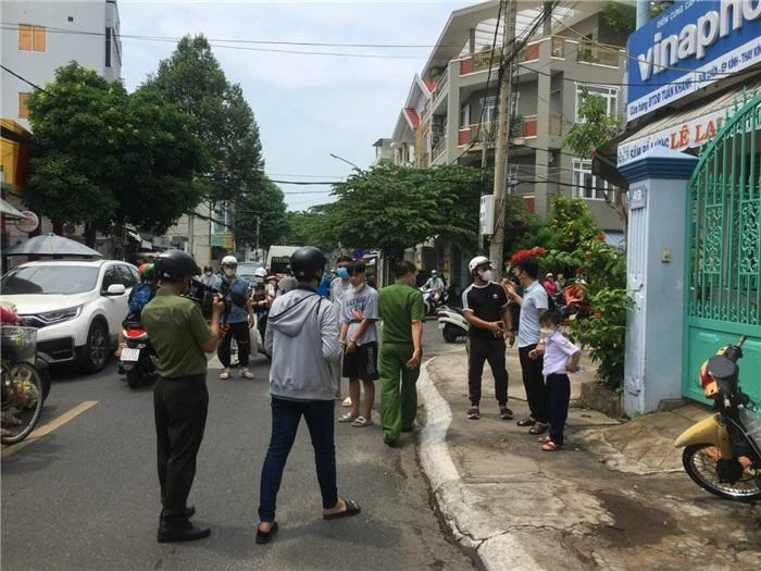 Công an dẫn đối tượng Thái, Phước đến chỉ địa điểm cướp giật tài sản. Ảnh:VKSVT