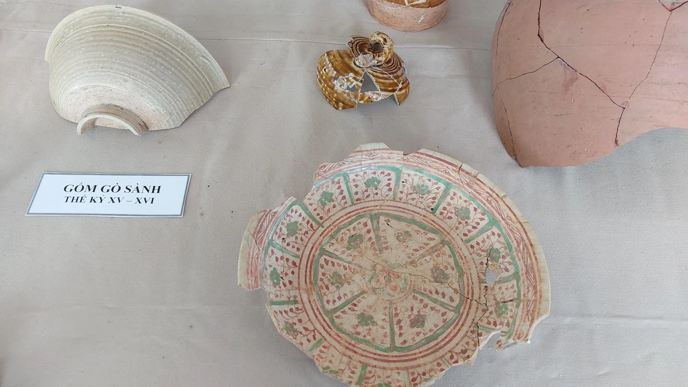 Nhiều đồ gốm xuất xứ đa dạng được tìm thấy tại Vòng Thành Đá Trắng- Ảnh:HS Nhiều đồ gốm xuất xứ đa dạng được tìm thấy tại Vòng Thành Đá Trắng- Ảnh:HS