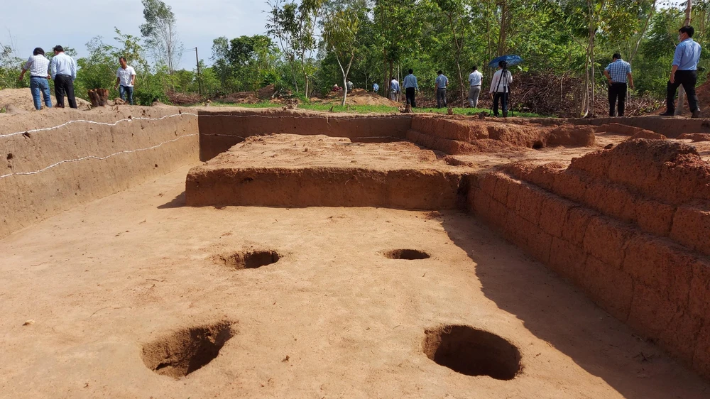 Vòng thành tại di chỉ Vòng Thành Đá Trắng- Ảnh:HS Vòng thành tại di chỉ Vòng Thành Đá Trắng- Ảnh:HS