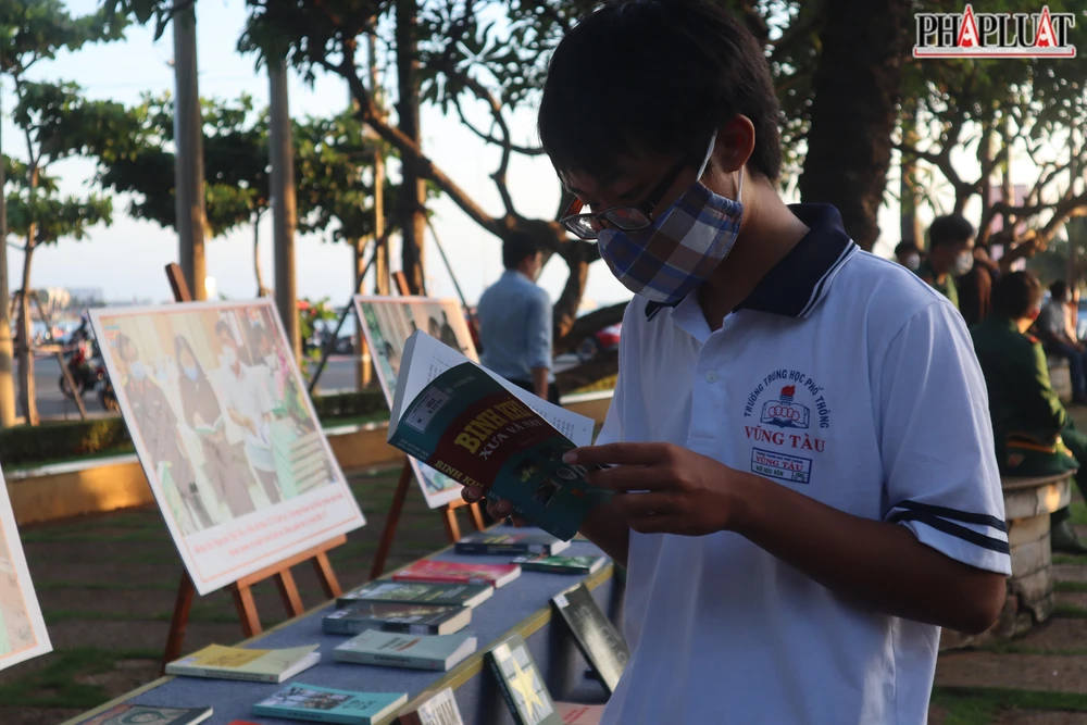 Học sinh Vũng Tàu tìm đến các gian hàng trưng bày để đọc sáng tại buổi lễ- Ảnh:TK