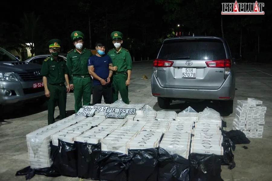 Số hàng lậu cùng biển số giả các đối tượng sử dụng-Ảnh:QA-VD