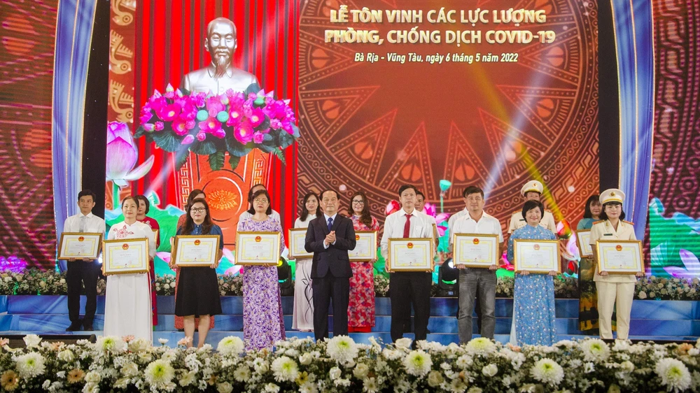 Các cá nhân nhận bằng khen của UBND tỉnh Bà Rịa- Vũng Tàu. Ảnh:MT