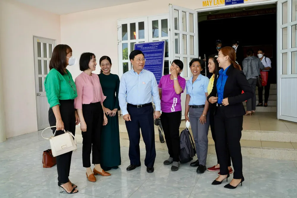 Phó Thủ tướng Phạm Bình Minh bên lề buổi tiếp xúc cùng các cử tri tại Côn Đảo-Ảnh:MC Phó Thủ tướng Phạm Bình Minh bên lề buổi tiếp xúc cùng các cử tri tại Côn Đảo-Ảnh:MC