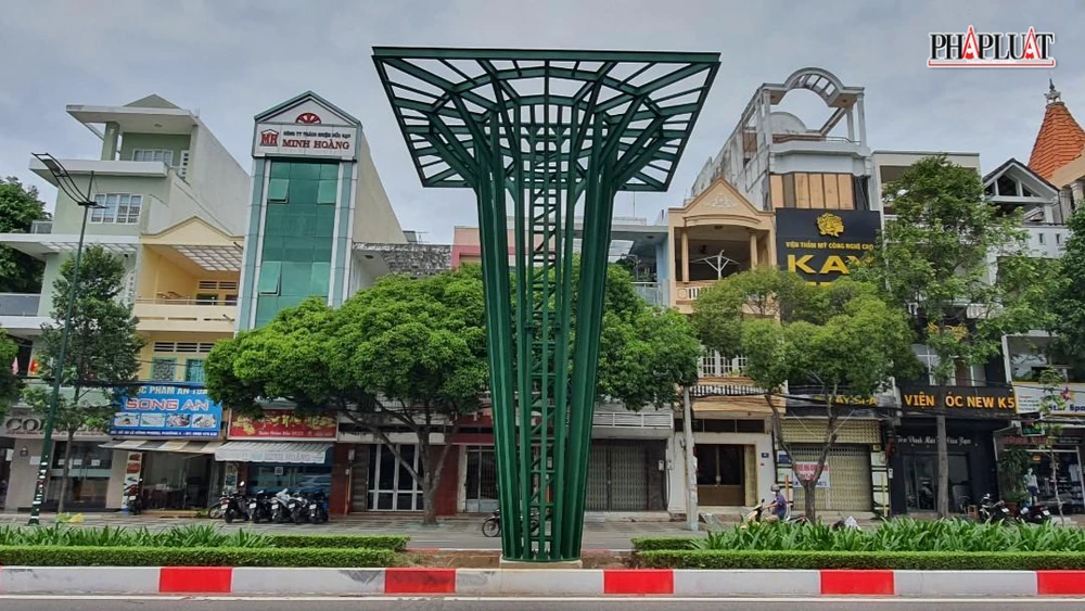 Trụ cao 7m được dự kiến sẽ là nơi để cây hoa giấy leo lên như một bó hoa nhiều màu sắc-Ảnh:TK