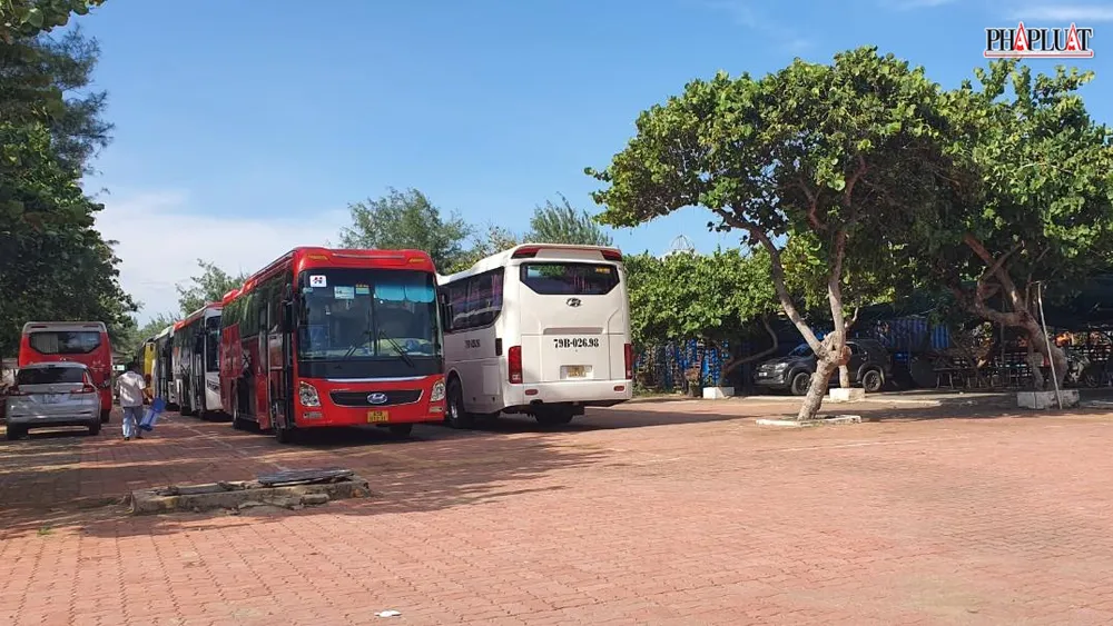 Xe du lịch vẫn đậu kín một cơ sở kinh doanh tại Bãi Sau chiều 1-6. Ảnh:TK