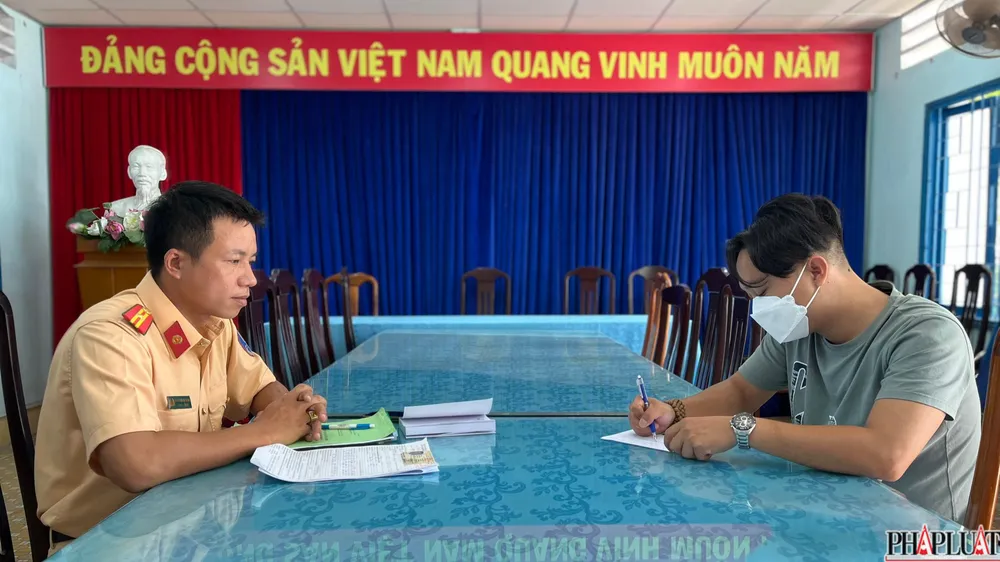 Tài xế xe Hoa Mai làm việc với Đội CSGT - Trật tự công an TP Vũng Tàu sáng 13-6.