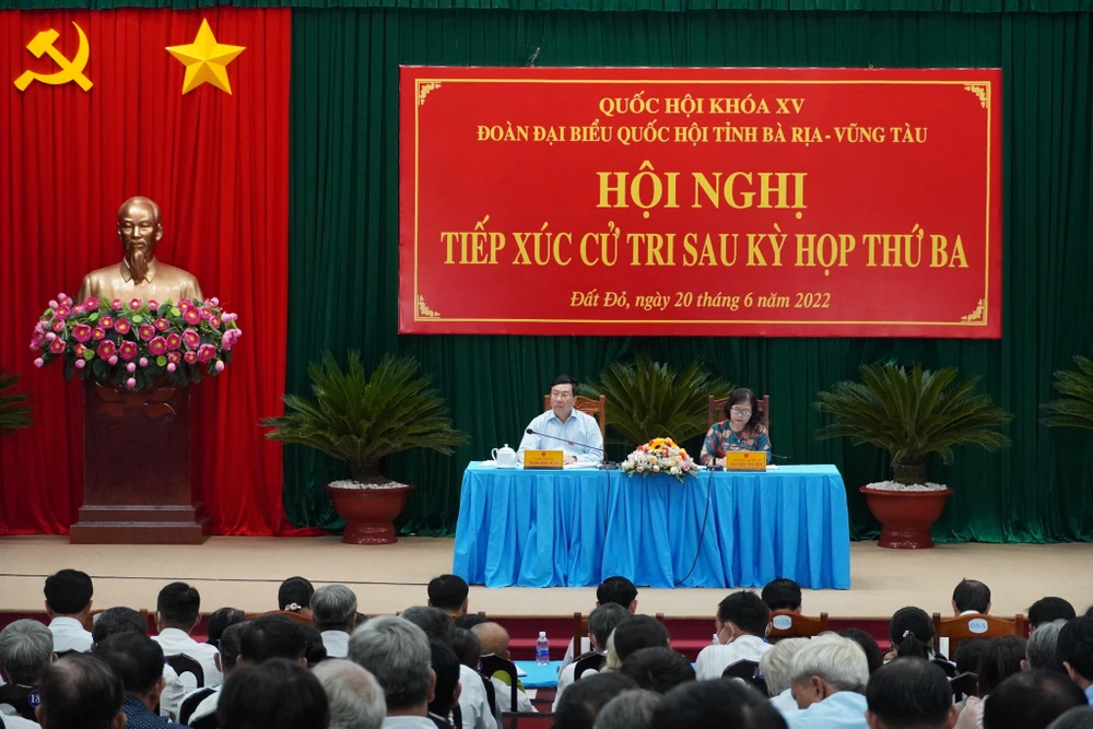 Phó Thủ tướng Phạm Bình Minh tiếp xúc cử tri huyện Đất Đỏ sáng 20-6. Ảnh:TA