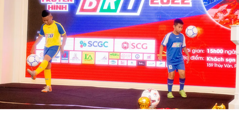 Các cầu thủ nhí biểu diễn tâng bóng-Ảnh:QV