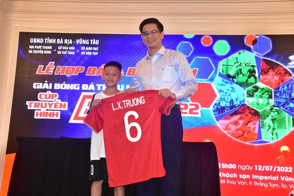 Tặng áo đấu của cầu thủ Lương Xuân Trường cho cầu thủ nhí trả lời đúng câu hỏi trong trò chơi của BTC đặt ra-Ảnh:MT