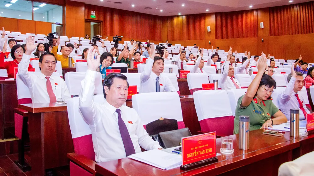 Các đại biểu biểu quyết thông qua các nghị quyết tại Kỳ họp thứ tám sáng 15-7. Ảnh: MT