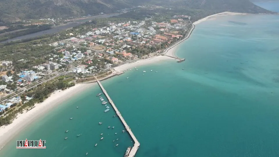 Chủ tịch HĐND tỉnh Bà Rịa - Vũng Tàu chỉ đạo tập trung phối hợp để triển khai tốt các dự án Trung ương đầu tư tại huyện Côn Đảo. Ảnh: Mạnh Cường