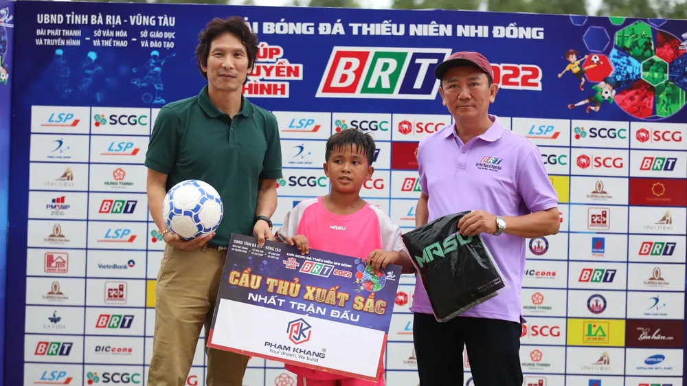 Ông Gong Oh Kyun dự khán và trao giải cho cầu thủ xuất sắc nhất trận đấu tranh giải chiều 17-7. Ảnh:BRT