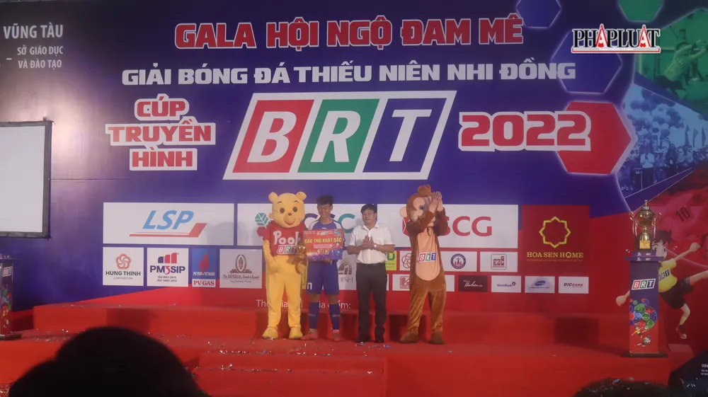 Cầu thủ xuất sắc nhất giải lứa U13 là hậu vệ Phạm Hoàng Nam (số 17) của đội TP Bà Rịa. Ảnh:TK