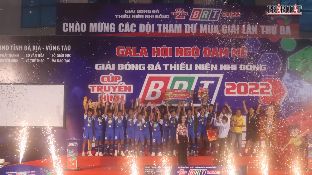 Đội U-13 TP Bà Rịa nhận Cup Vô địch giải đấu. Ảnh:TK