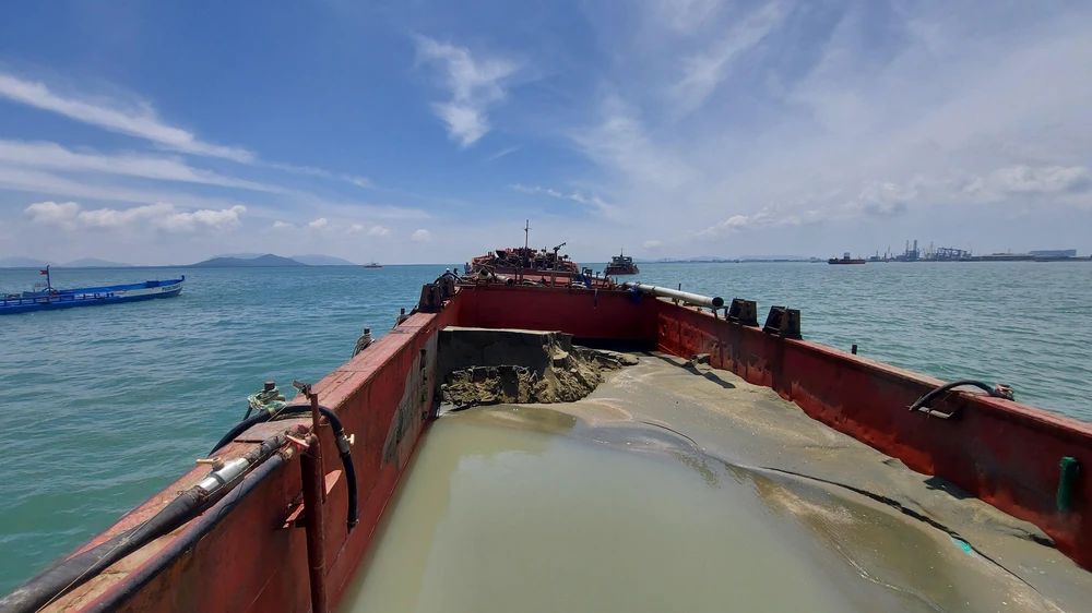 Số cát nhiễm mặn vận chuyển trên tàu không có giấy tờ chứng minh nguồn gốc. Ảnh:SH