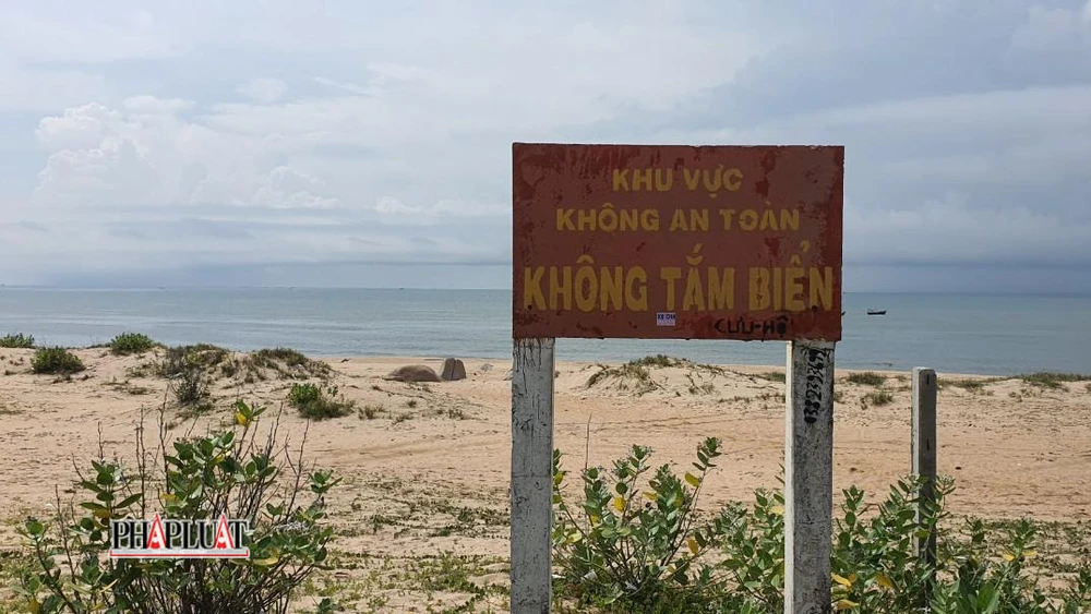 Biển cảnh báo tại bờ biển xã Bưng Riềng, huyện Xuyên Mộc. Ảnh: TK