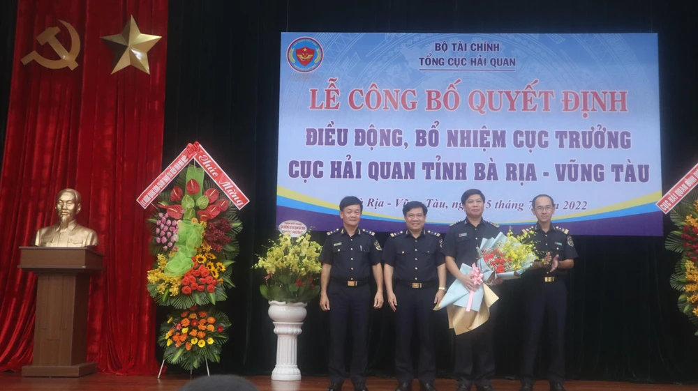 Ông Nguyễn Trường Giang cùng các phó Cục trưởng cục Hải quan tỉnh Bà Rịa- Vũng Tàu.Ảnh:TK