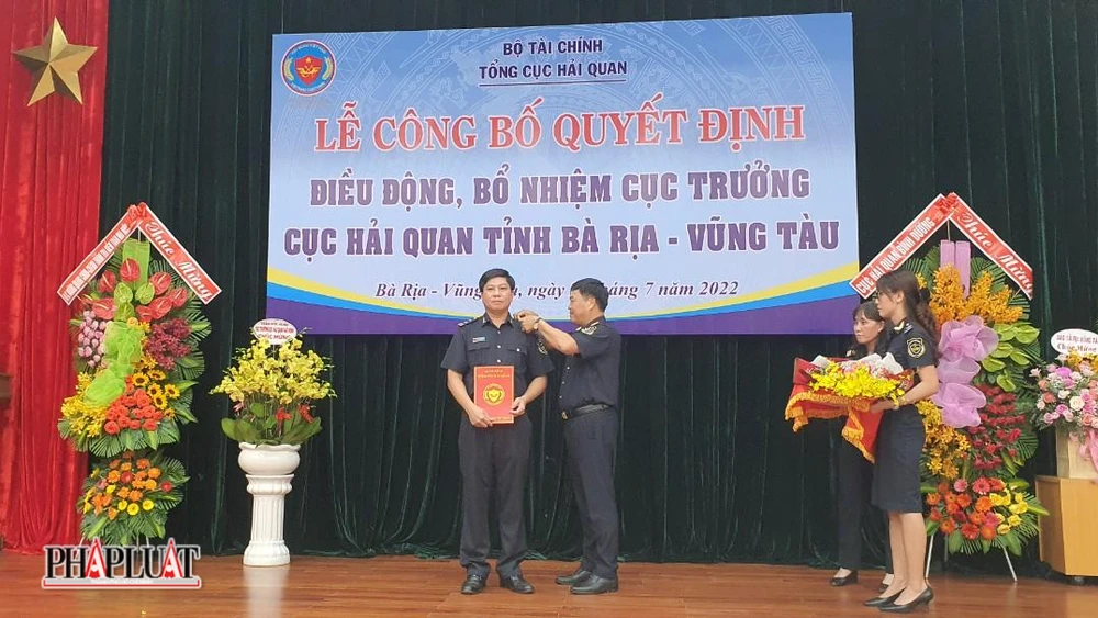 Ông Nguyễn Văn Thọ gắn cầu vai áo mới cho ông Nguyễn Trường Giang. Ảnh:TK