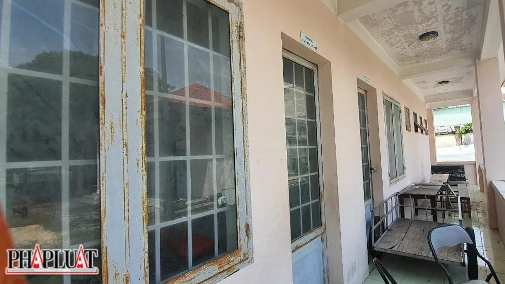 Khối phòng hành chính của trung tâm VH,TT-HT cộng đồng xã Bình Châu, huyện Xuyên Mộc đang &quot;đắp chiếu&quot;- Ảnh:TK