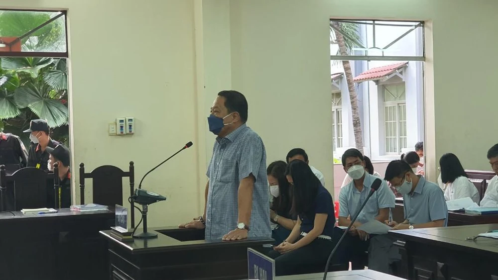 Ông Phan Hòa Bình nguyên chủ tịch UBND TP Vũng Tàu trình bày tại tòa-Ảnh:TK