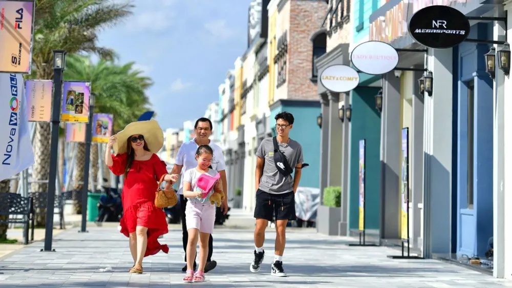 Phát triển các khu đô thị ven biển thu hút dân cư, nguồn nhân lực chất lượng cao. Ảnh: Du khách tại dự án Novaworld Ho Tram
