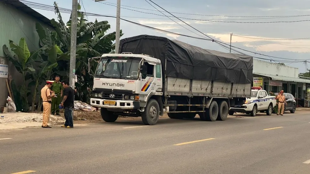 Kiểm tra xe tải biển kiểm soát 78C-029.94 chiều 9-8. Ảnh:KM Kiểm tra xe tải biển kiểm soát 78C-029.94 chiều 9-8. Ảnh:KM