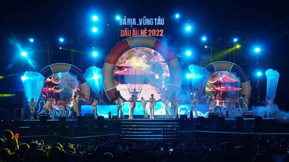 Rất đông du khách đã ghé đêm nhạc EDM tại sân khấu ngoài trời khu vực biển Hồ Tràm-Ảnh:TA Rất đông du khách đã ghé đêm nhạc EDM tại sân khấu ngoài trời khu vực biển Hồ Tràm-Ảnh:TA