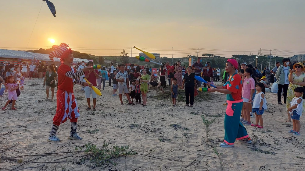 Xem trình diễn một số trò xiếc ngay tại bãi biển-Ảnh:TK Xem trình diễn một số trò xiếc ngay tại bãi biển-Ảnh:TK