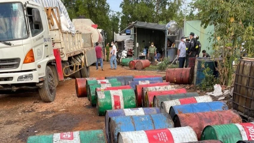 Cơ sở tái chế nhớt thải bị xử phạt thời điểm công an kiểm tra tạm giữ tháng 3-2022.Ảnh:ĐT Cơ sở tái chế nhớt thải bị xử phạt thời điểm công an kiểm tra tạm giữ tháng 3-2022.Ảnh:ĐT