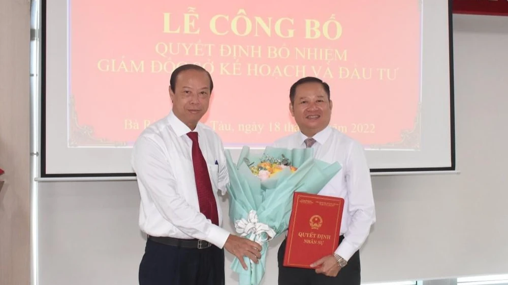 Ông Lê Ngọc Linh (bên phải ảnh) nhận quyết định điều động và bổ nhiệm từ ông Nguyễn Văn Thọ, Chủ tịch UBND tỉnh Bà Rịa- Vũng Tàu. Ảnh: MT
