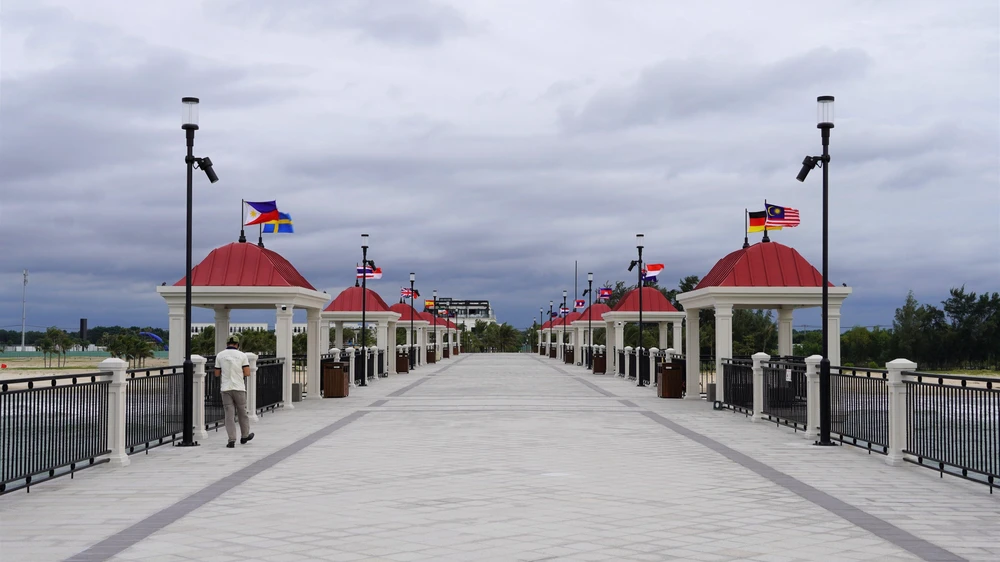 Từ đầu tháng 8-2022 cầu Ngắm sao đang là điểm đến tại Hồ Tràm thu hút nhiều người dân, du khách dù chưa chính thức vận hành-Ảnh:TĐ