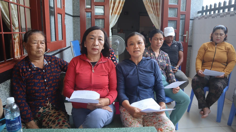 17/18 hộ dân đã đồng ý nhận tiền hỗ trợ từ kinh phí do các cá nhân cán bộ thẩm định hồ sơ tại thị trấn Long Hải bỏ ra và đồng ý rút đơn. Ảnh: TK