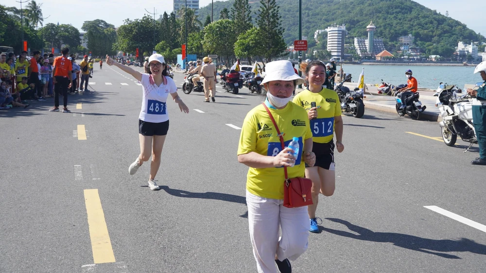 Các VĐV nữ tham gia chạy với tinh thần hào hứng, sôi động. Ảnh: TĐ