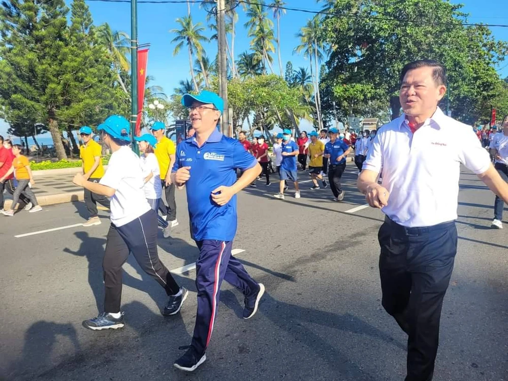 Ông Nguyễn Hồng Lĩnh, Bí thư Tỉnh ủy Đồng Nai (nguyên Bí thư Tỉnh ủy Bà Rịa - Vũng Tàu) là một trong số các lãnh đạo gắn bó nhiều năm cùng Giải Việt dã báo Bà Rịa - Vũng Tàu tham gia chạy đồng hành. Ảnh: FBBT