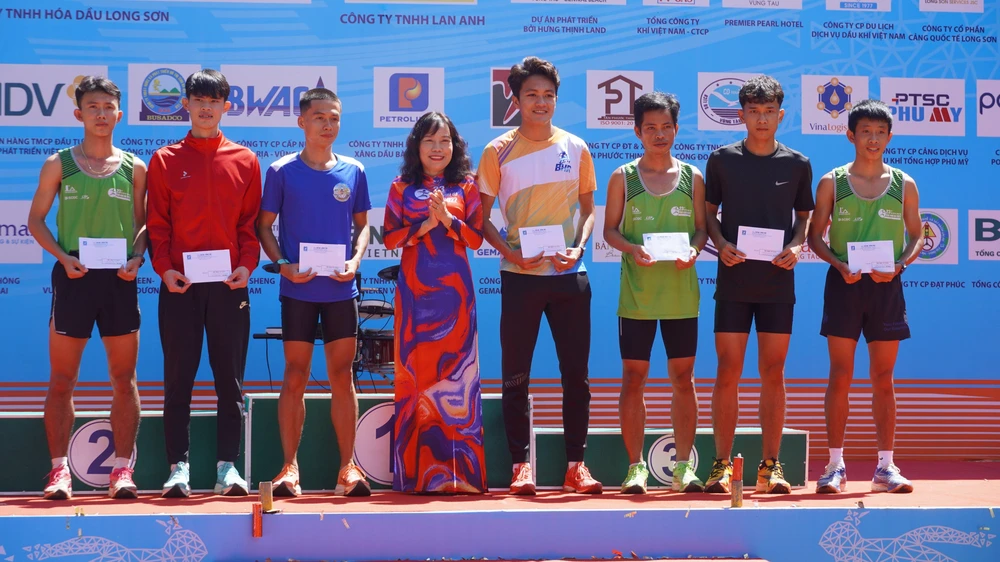 Bà Đỗ Nguyễn Hoàng Dung, Quyền Tổng biên tập báo Bà Rịa - Vũng Tàu trao giải cho các VĐV đạt thành tích cao. Ảnh: TĐ