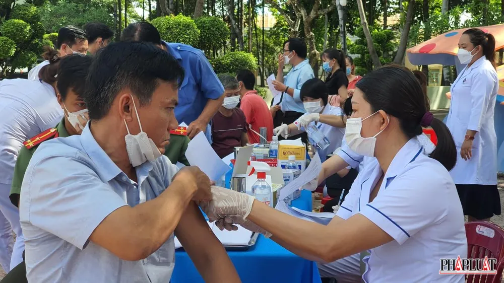 Người dân, cán bộ công chức Bà Rịa-Vũng Tàu tham gia lễ phát động và tiêm vaccine phòng COVID-19 thời điểm tháng 8-2022. Ảnh: TK