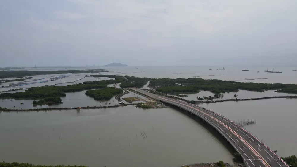 Các DN có ý kiến về việc hạ tầng giao thông kết nối liên vùng cần sớm hoàn thiện để giúp giảm bớt chi phí vận chuyển, thời gian đi lại. (Trong ảnh là đoạn đường liên cảng đang đầu tư ). Ảnh: T.K