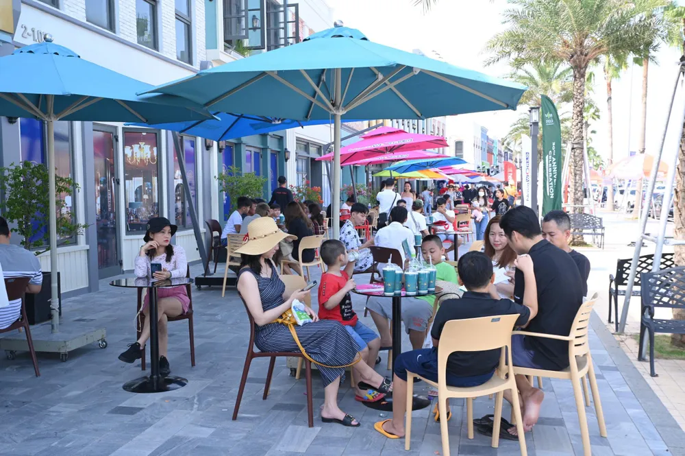 Người dân ghé đại lộ Shophouse thưởng thức ẩm thực đường phố cùng chuỗi nhà hàng phục vụ nước uống, thức ăn nhanh. Ảnh: KT
