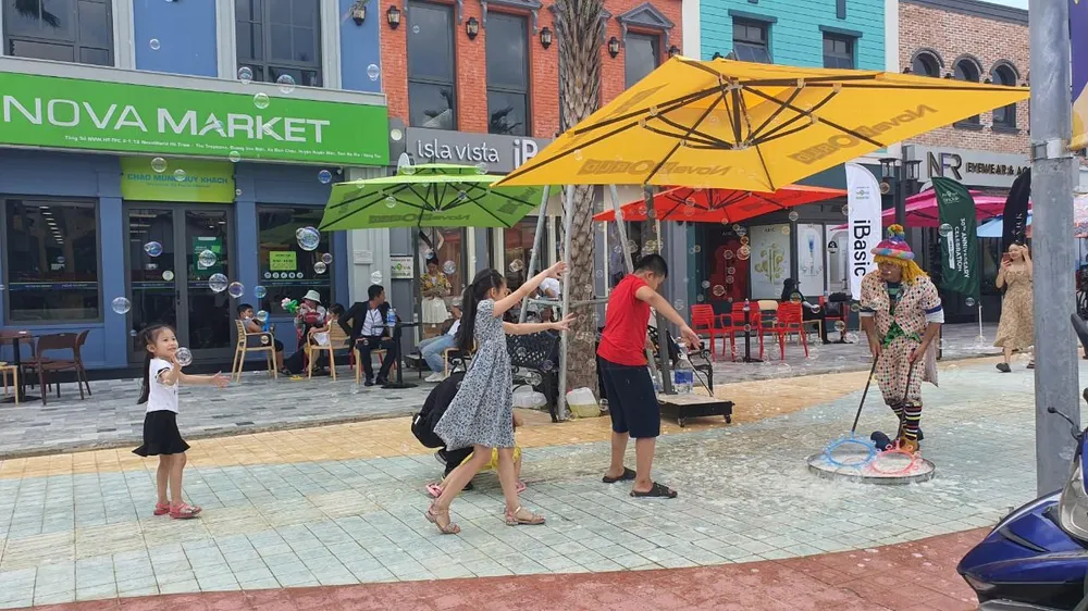 Trẻ hào hứng cùng chú hề và bong bóng. Ảnh: TK